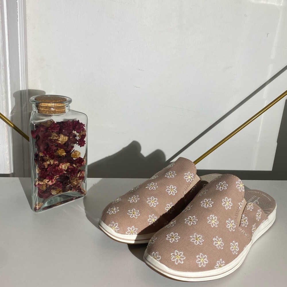 Women shoes / sneakers/clarks